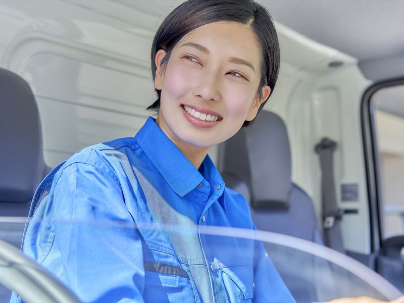 運転中の女性スタッフ